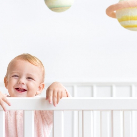 Łóżeczko dla niemowlaka - jakie cechy powinno mieć?