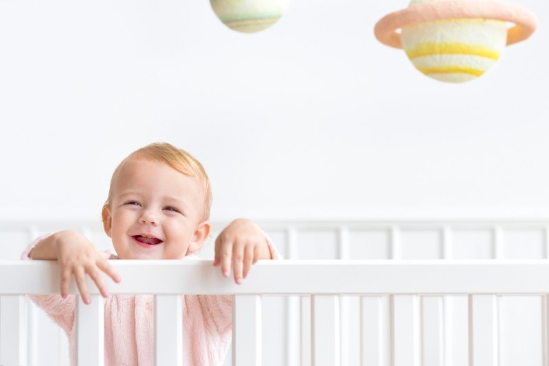 Łóżeczko dla niemowlaka - jakie cechy powinno mieć?