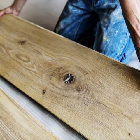 Jak skutecznie usunąć przerwy między deskami w podłodze drewnianej