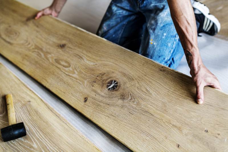 Jak skutecznie usunąć przerwy między deskami w podłodze drewnianej